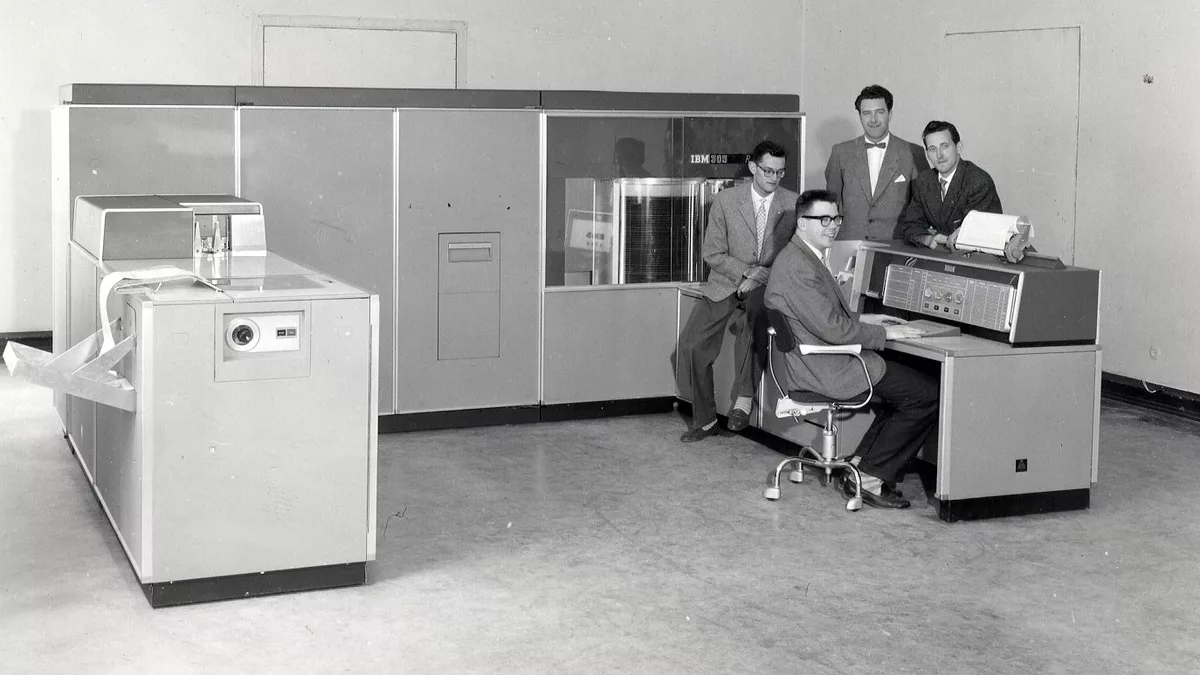 IBM 305 RAMAC harÃ°ur diskur meÃ° 5 GigabÃ¦ta geymsluplÃ¡ssi sem vÃ³ 1 tonn.