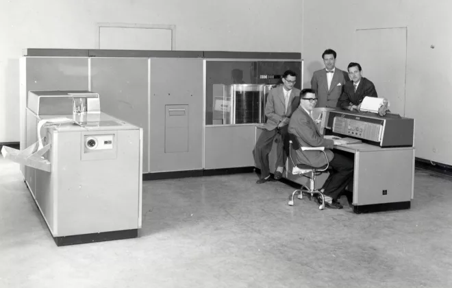 IBM 305 RAMAC harður diskur með 5 Gigabæta geymsluplássi sem vó 1 tonn.